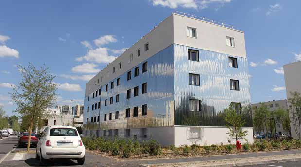 Des plaques de métal en façade améliorent l’isolation de cet immeuble à Mantes-la-Jolie (Yvelines).