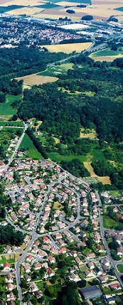 vue aérienne d'une ville moyenne et de champs