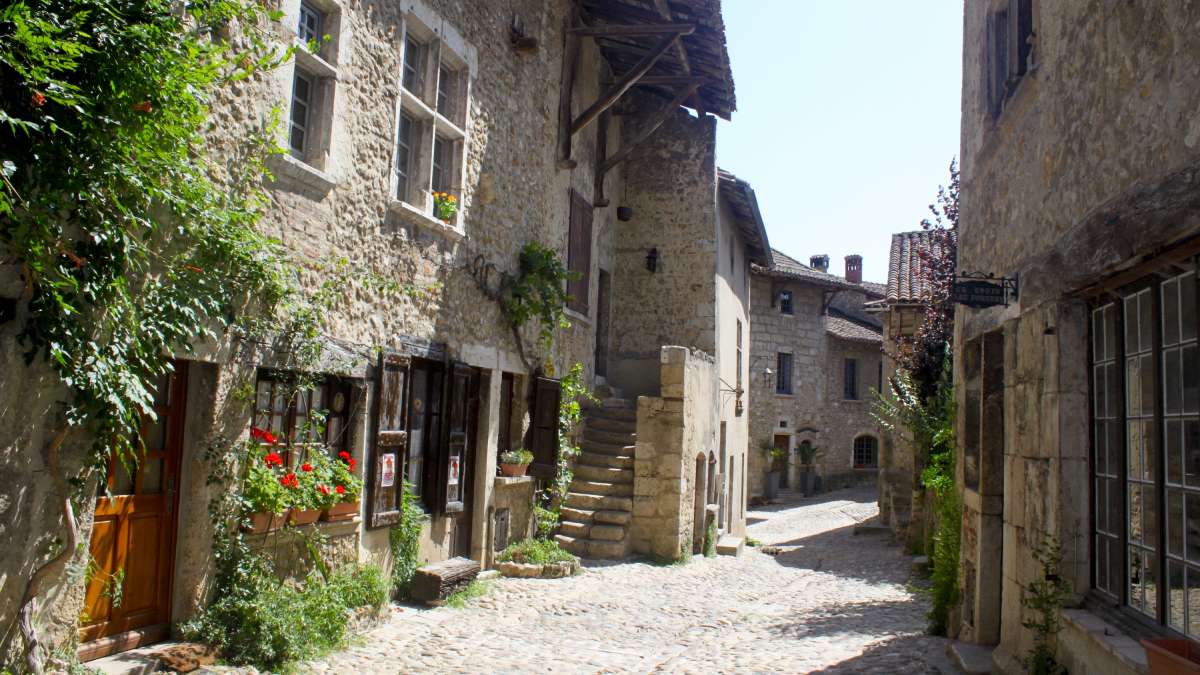 Vue d'une rue du village médiéval de Pérouges