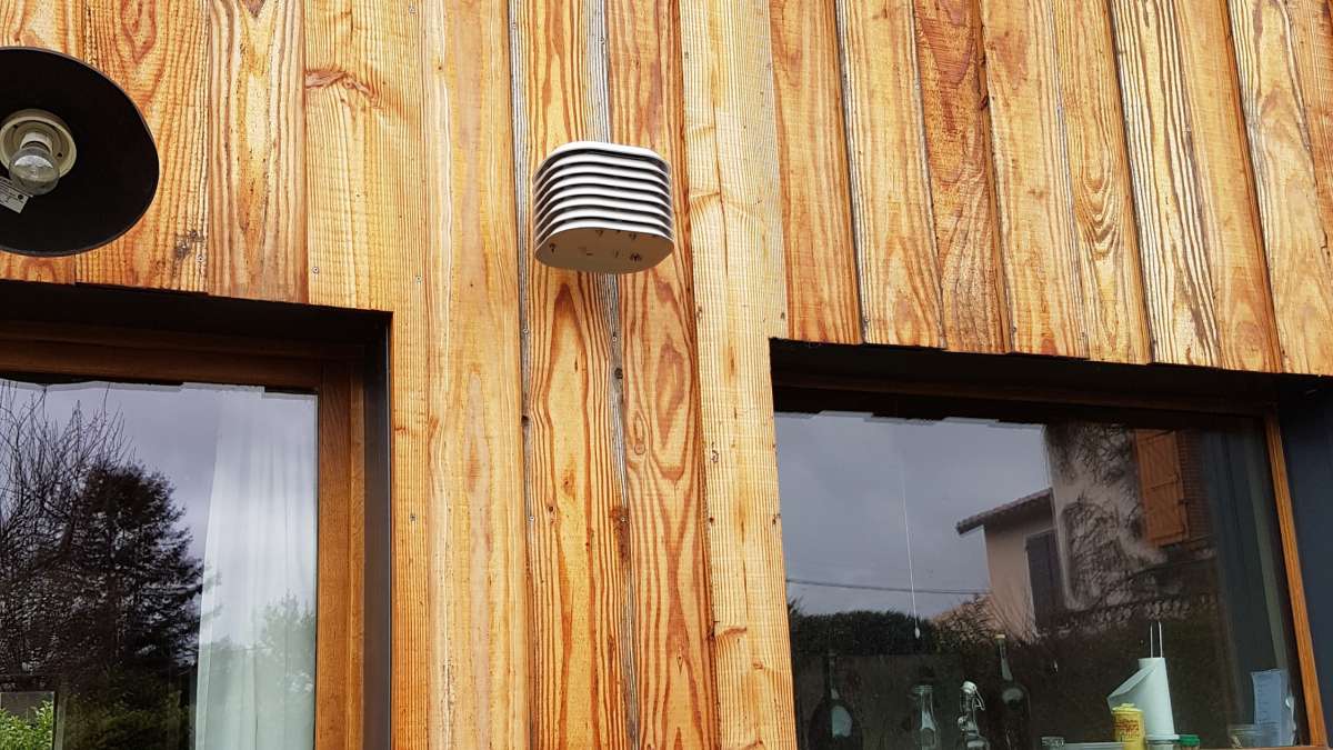 capteur d'humidité sur une facade de maison en bois