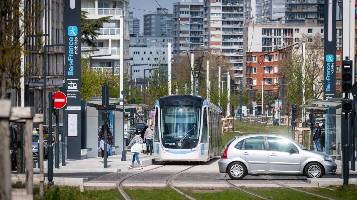 tram et voiture en ville à Paris