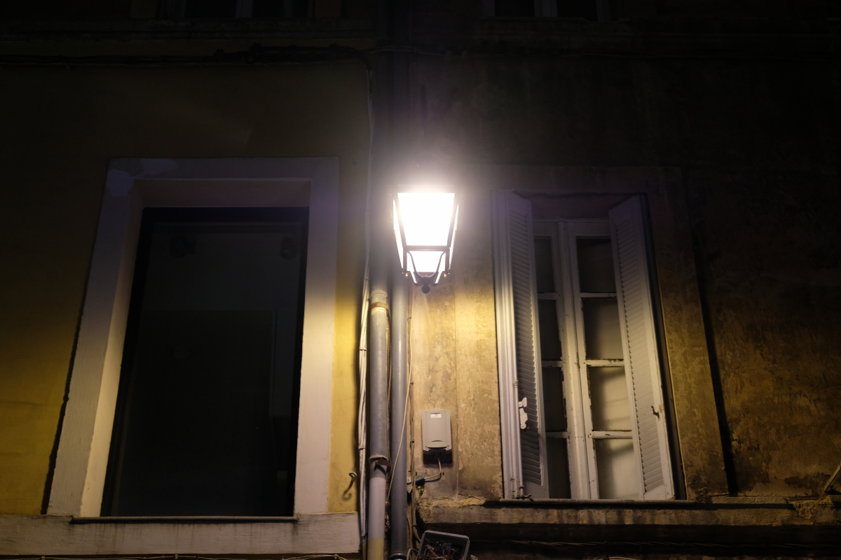 Lumière intrusive : le flux lumineux de la lanterne d'éclairage public pénêtre directement dans les habitations