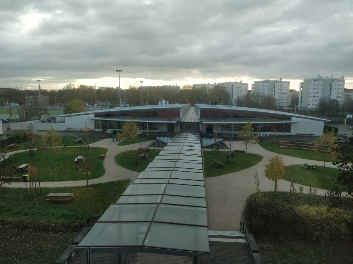 Cour du Lycée Marcel Rudloff à Strasbourg avant les travaux de renaturation (© Région Grand Est / F. Thomas)
