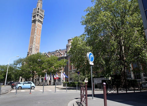 centre ville de Lille, rue bordées de potelets et beffroi au dernier plan