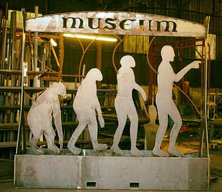 Sculpture montrant l'entrée du musée, représentant l'évolution du singe jusqu'à l'homme