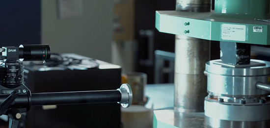 caméra qui filme la compression d'un échantillon d'agrégat d'enrobé