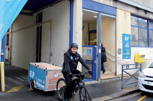 Livreur a la sortie de l'espace logistique de proximité de Bordeaux centre, sortant en vélo cargo