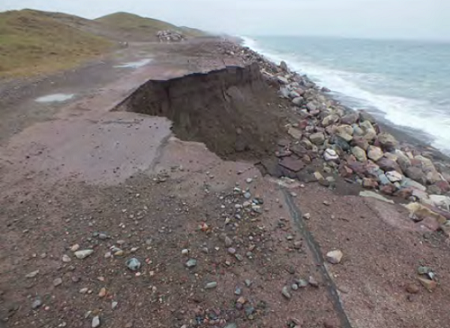 Effondrement de la route sur plusieurs mètres en bordure de dune