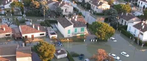 vue aerienne d'un quartier d'arles inondé