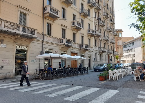 Carrefour à Turin , sans véhicules, avec des terrasses