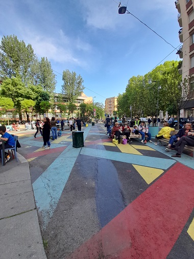 urbanisme tactique dans la ZTL de Milan (couleurs au sol pour inciter à la circulation piétonne)