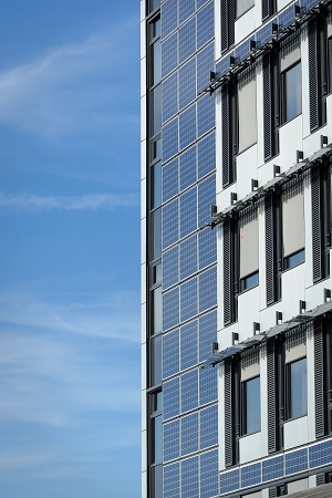 façade d'un bâtiment avec des panneaux solaires