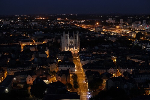 Nantes vue aérienne de nuit centrée sur la cathédrale