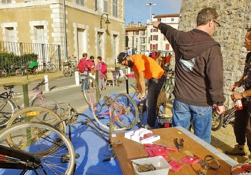 Atelier vélos lors de l'Alternatiba tour