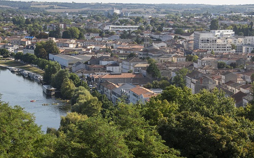 Vue d'Angouleme avec la rivière, la ville et el paysage au loin