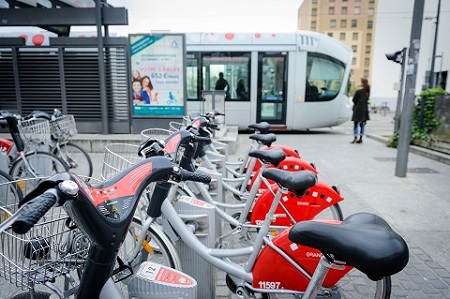vélos libre service et tram à la gare de Lyon 
