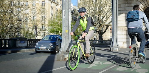 Vélos sur une piste cyclable en ville