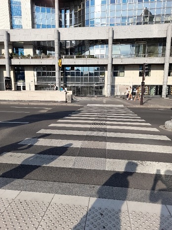 Traversée tactile au milieu d'un passage piéton parisien