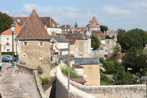 Vue de la muraille à Avallon, ville médiévale en hauteur