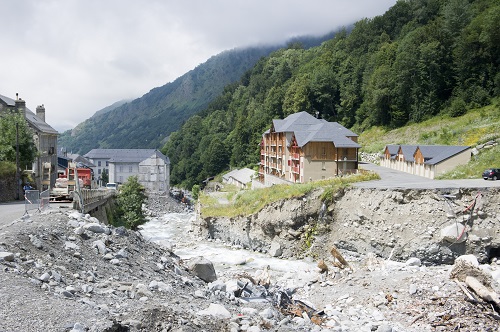 Destruction d'habitations dans le village de Barrèges dans les Pyrénées suite à une crue en 2013
