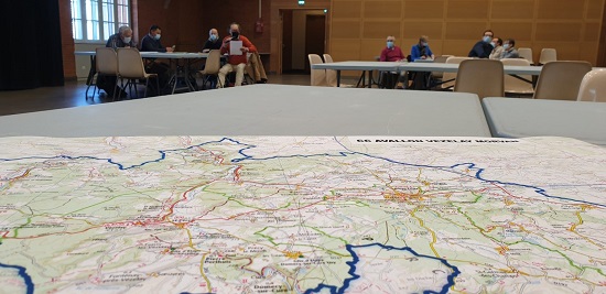 vue d'une carte du territoire et de groupes de travail lors de l'atelier