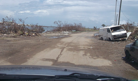Saint-Martin suite au passage de l'ouragan Irma vue d'une route
