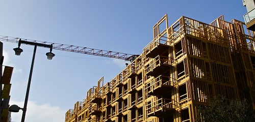 Chantier de construction d'immeuble en facade et ossature bois
