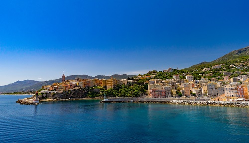 Vue du littoral Corse, village en bord de mer