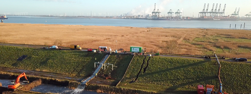 vue de l'ancienne digue du polder, proche de l'eau face à un port