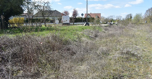 Abords de la voie ferrée vers un quartier pavillonnaire