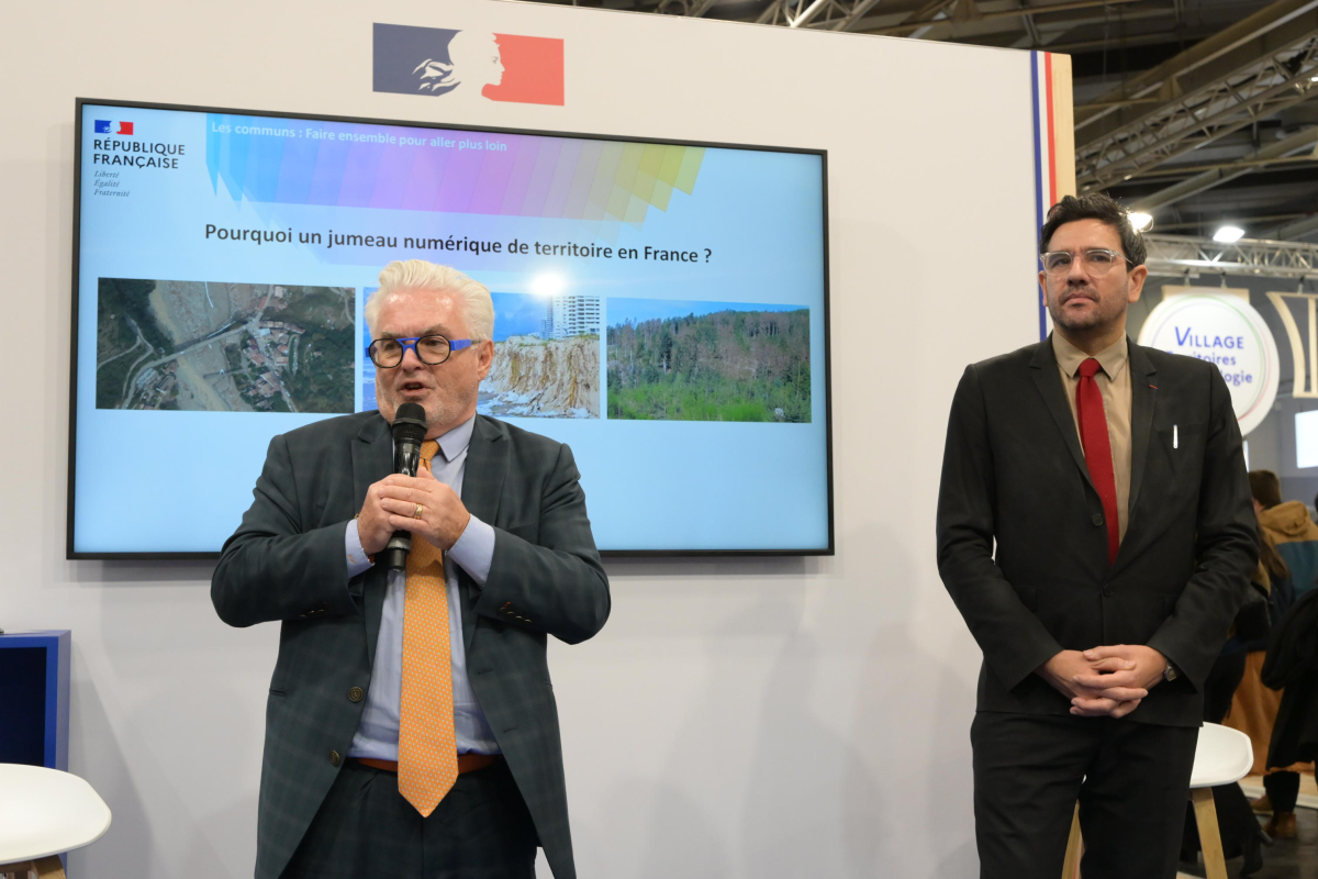 De gauche à droite : Pascal Berteaud, directeur général du Cerema, et Sébastien Soriano, directeur général de l’IGN, au Salon des maires 2025 © Jean-Claude GUILLOUX - Cerema