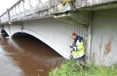 Intervention du Cerema sur un pont lors d'une inondation