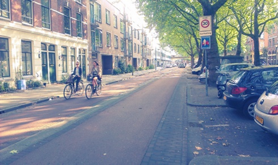 Exemple néerlandais de vélorue à double-sens pour les véhicules motorisés