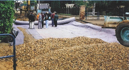 Collonges (69) : réalisation d’un plot routier en mâchefers d’incinération de déchets non dangereux (MIDND) : étape de mise en œuvre d’une couche drainante (source Cerema).
