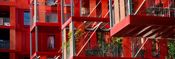 Vue d'immeubles en facades métalliques dans un écoquartier avec des formes de blocs 