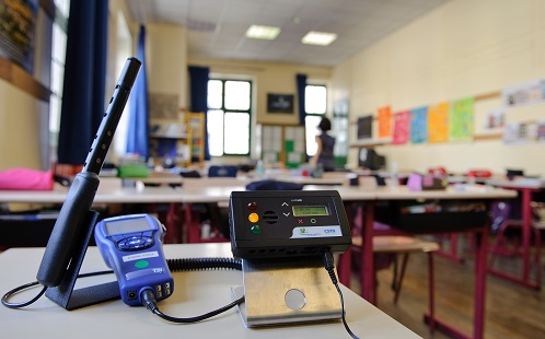 vue d'une sonde Q track pour mesurer la température et l'humidité, dans une salle de classe