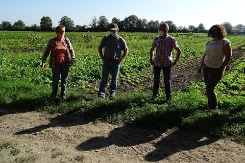 Les exploitants agricoles de la Ferme Peter et leurs partenaires de l’Agence de l’Eau et du SDEA. 