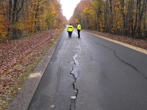 Route fissurée par la sécheresse