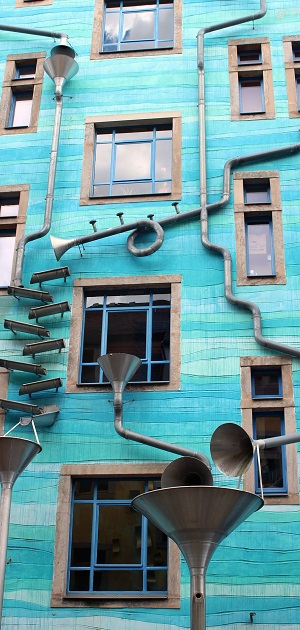 facade d'immeuble avec des objets type cornets pour récupérer 'leau