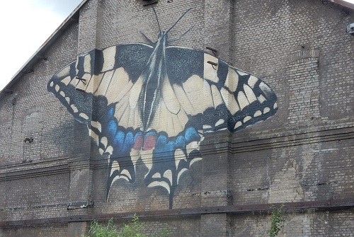papillon peint sur le mur d'une usine