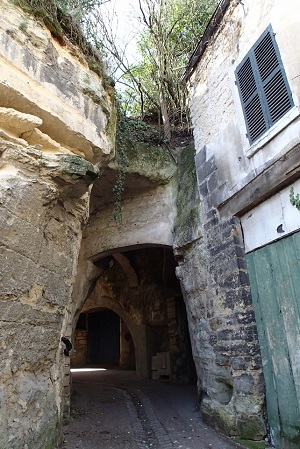 Ruelle entourée de front rocheux sous-cavés à Carrières-sur-Seine