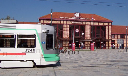 Gare de Saint Etienne avec un tram devant