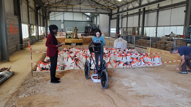Mesure de fuite dans un réseau d'eau souterrain par un radar au CER de Rouen avec une étudiante de M2 de l’université de Cergy
