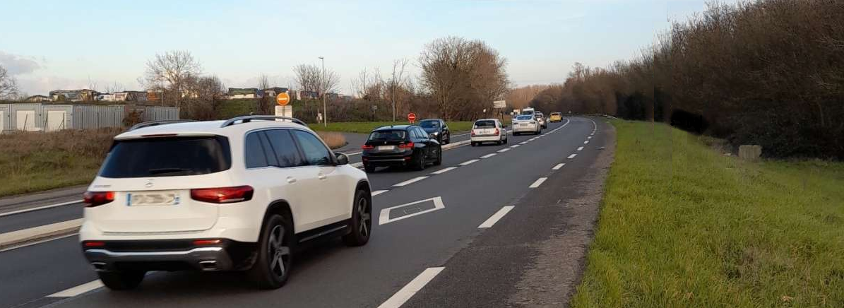VR2+ (à droite) sur le boulevard de la Prairie-de-Mauves à Nantes