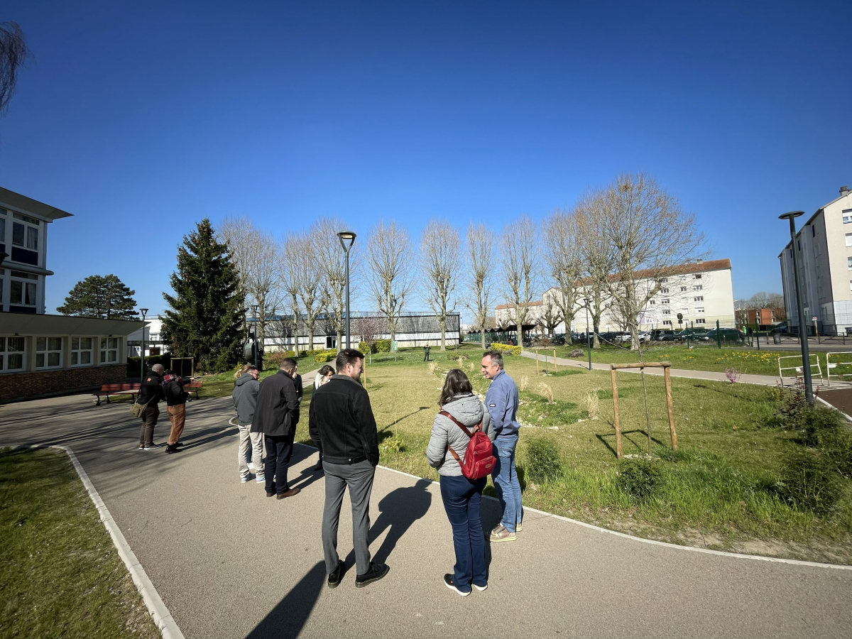 Cour d’honneur renaturée du Lycée Les Lombards à Troyes lors de la journée de visite-atelier avec les Maisons de la Région Grand Est (© Ceremat).