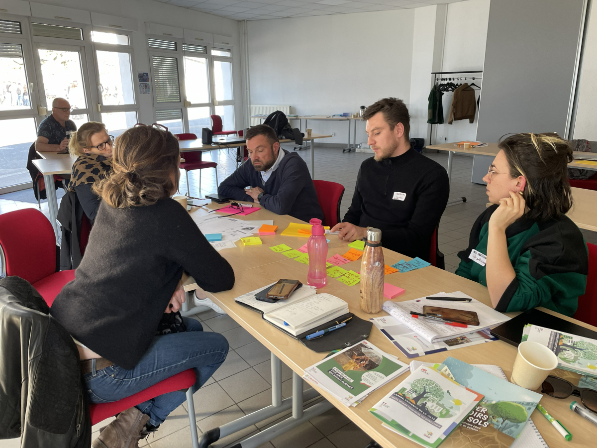 Groupe de travail lors de la journée de visite-atelier au Lycée Les Lombards à Troyes - Atelier "Démarche projet" (© Cerema)