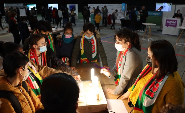 Atelier récompensé lors du championnat v(élèves autour d'une table avec des ampoules allumées)