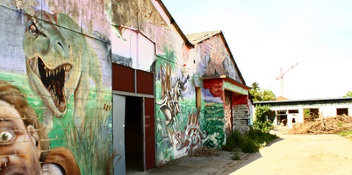 vue d'une usine désaffectée avec des graffitis
