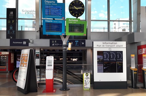 Bornes et panneaux d'affichage d'infos voyageurs a la gare de Grenoble