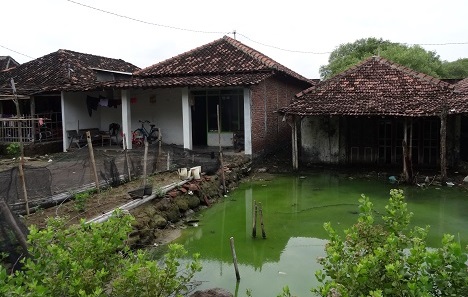 Tassement du sol à Semarang, au niveau de maisons en bordure d'eau